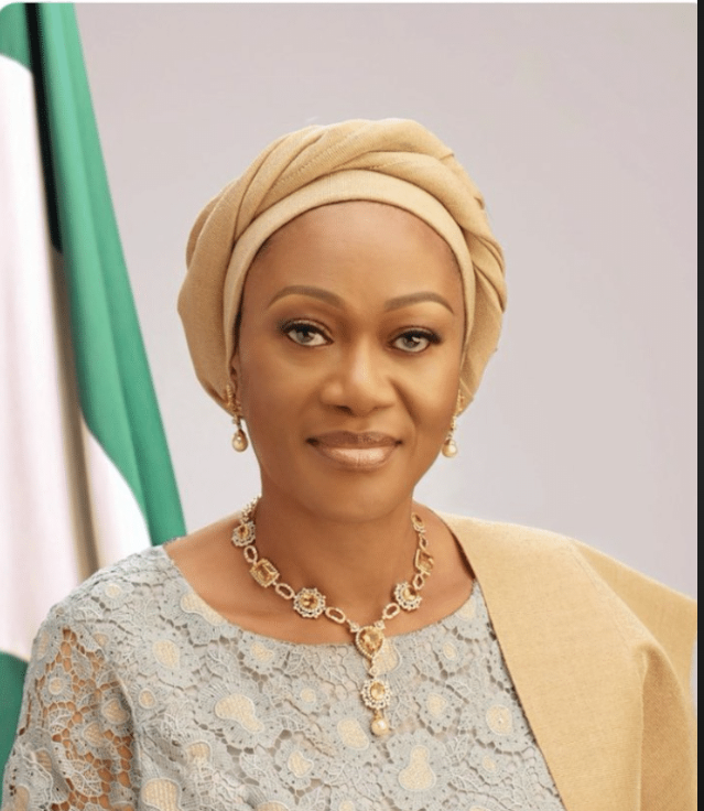 First Lady Tinubu Visits Akwete, Pledges ₦2 Billion for Fabric Development